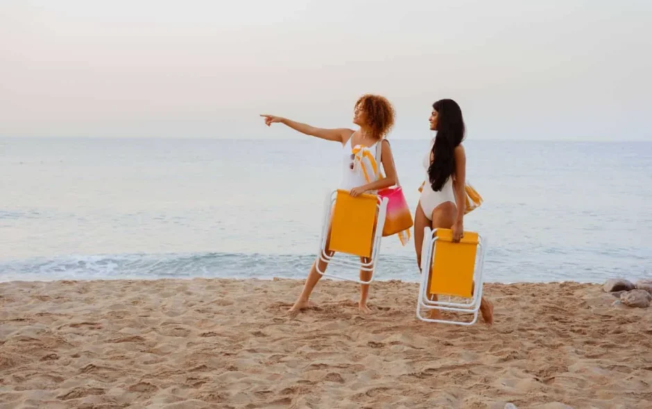Deux femmes sur le bord de la plage