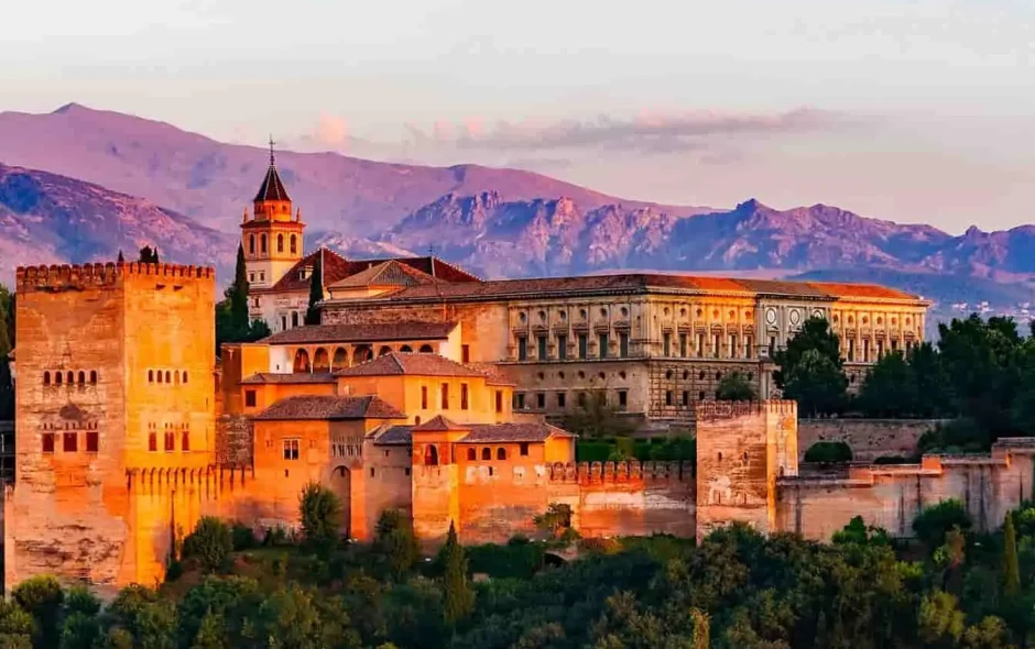 À faire à Grenade : visiter l’Alhambra, joyau architectural niché dans un décor montagneux et baigné de lumière.
