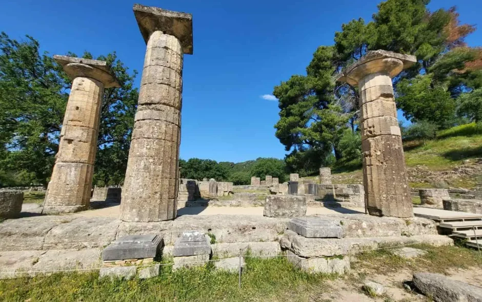 Site archéologique d’Olympie en Grèce, colonnes de pierre érodées par le temps, cadre naturel verdoyant, destination historique à visiter.