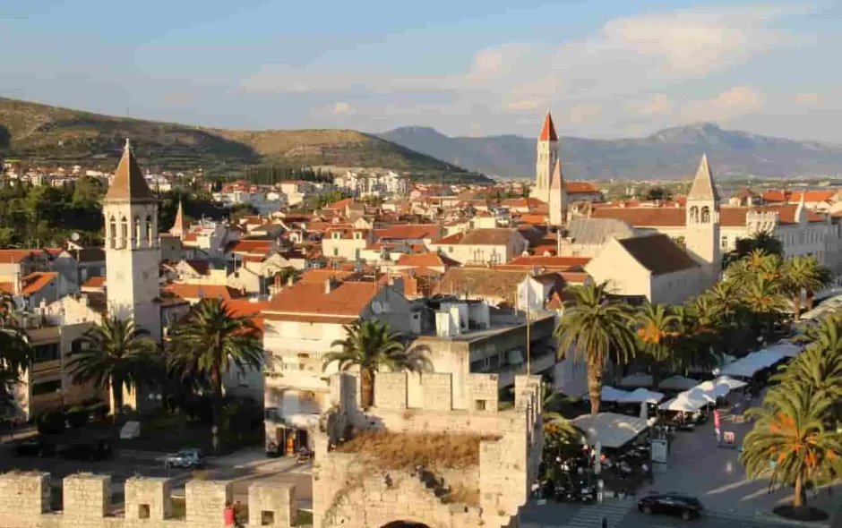 Vue ensoleillée de Trogir en Croatie, entre remparts, clochers et toits rouges, idéale pour une escapade historique et méditerranéenne.