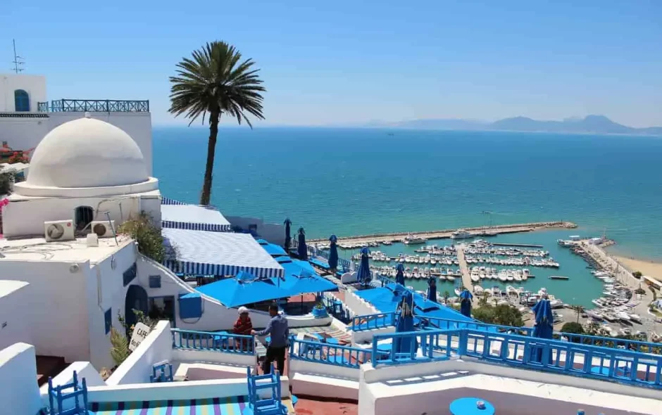 Découverte de la Tunisie par son littoral charmant, ses ports de plaisance et ses terrasses colorées.