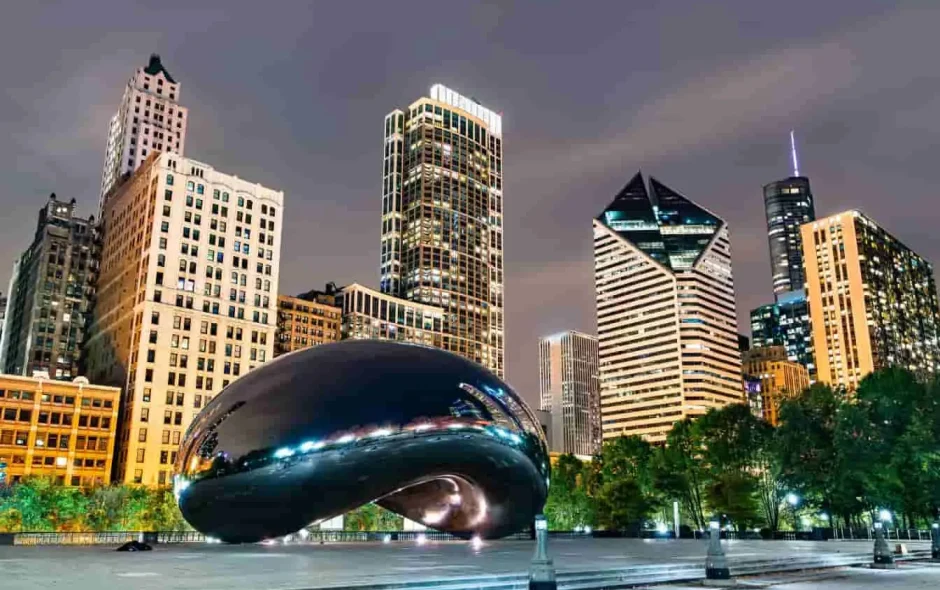 Nuit à Chicago : le Bean, joyau d’acier, reflète les tours illuminées et l’âme contemporaine de la ville.
