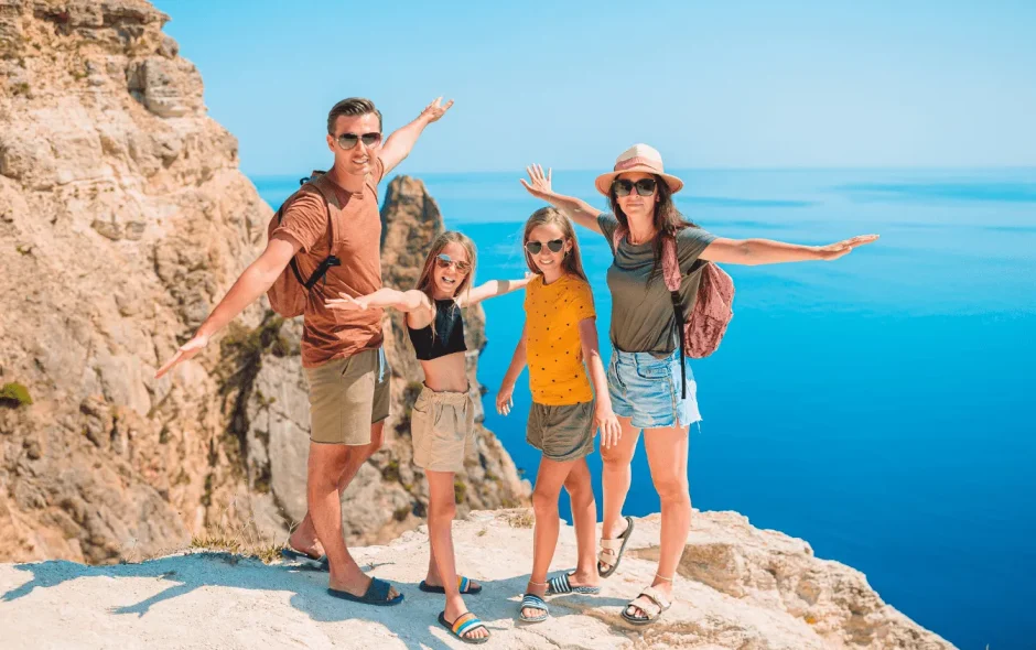 Famille partant en vacance ensembles