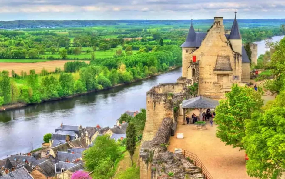 Vue sur le Château de Chinon dominant la Vienne, avec en contrebas les maisons troglodytiques nichées dans les falaises du Val de Loire.