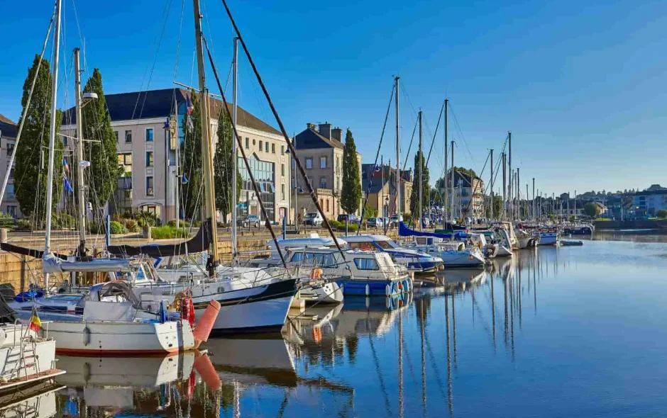 Port paisible à Redon avec voiliers et reflets, idéal pour une balade familiale, pique-nique au bord de l’eau et observation des bateaux avec les enfants