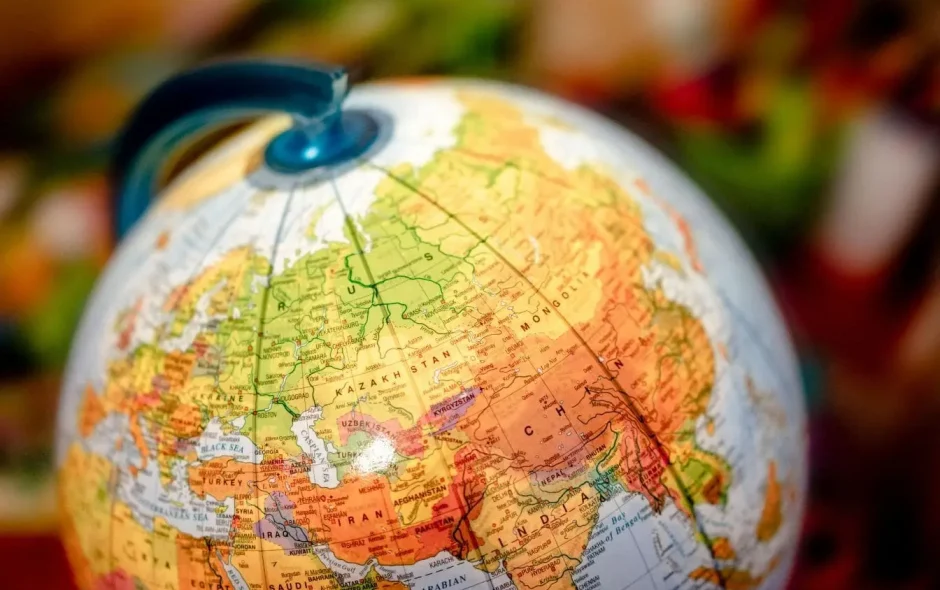 Globe coloré affichant l’Asie et l’Europe, image évoquant la localisation des plus petits pays du monde