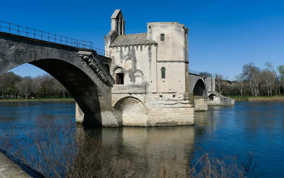 Vue du Pont Saint-Bénézet sur le Rhône, ciel bleu et arbres nus, ambiance hivernale idéale pour visiter Avignon