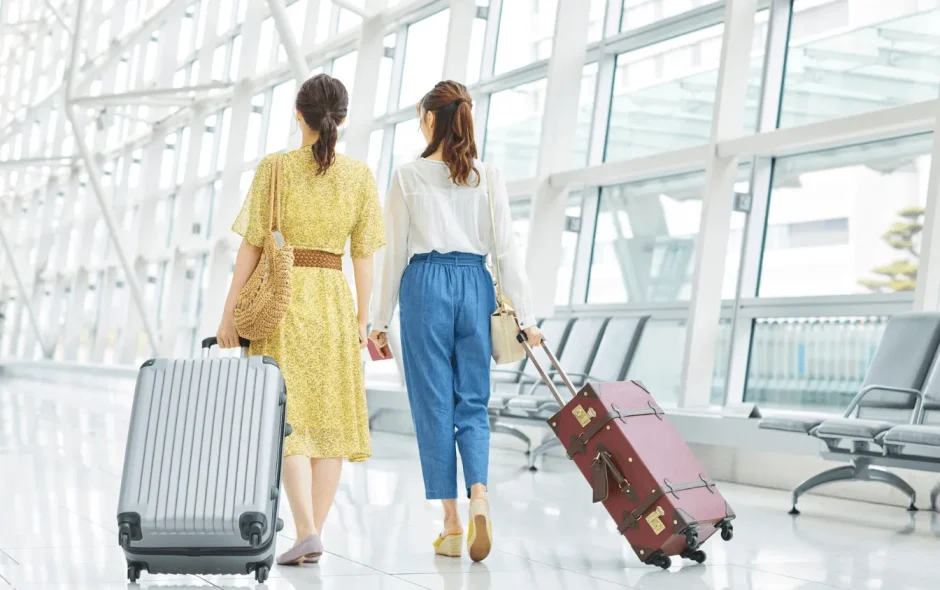 2 femmes à l'aéroport en voyage last minute