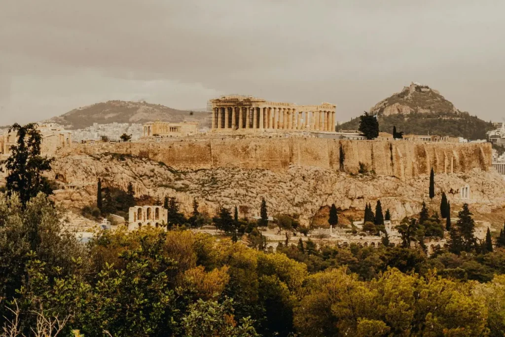 Vue de l’Acropole d’Athènes avec le Parthénon et ses colonnes doriennes, symbole des meilleurs sites archéologiques de Grèce et de leur héritage.