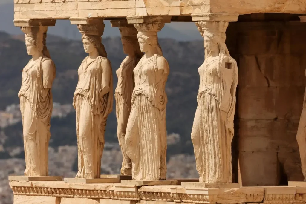 Caryatides de l’Erechthéion sur l’Acropole d’Athènes, statues féminines soutenant le temple, symbole des meilleurs sites archéologiques de Grèce.