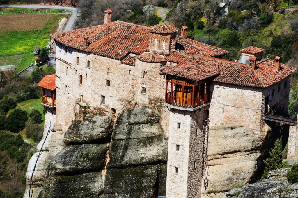 Monastère des Météores perché sur un rocher, aux murs de pierre et toits rouges, l’un des plus beaux monastères grecs dans un décor naturel spectaculaire