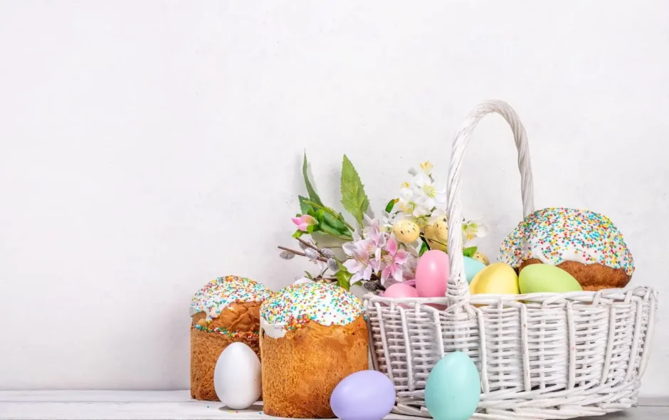 Panier de Pâques avec œufs pastel et gâteaux décorés, image évoquant les traditions grecques de Pâques et la célébration festive du printemps
