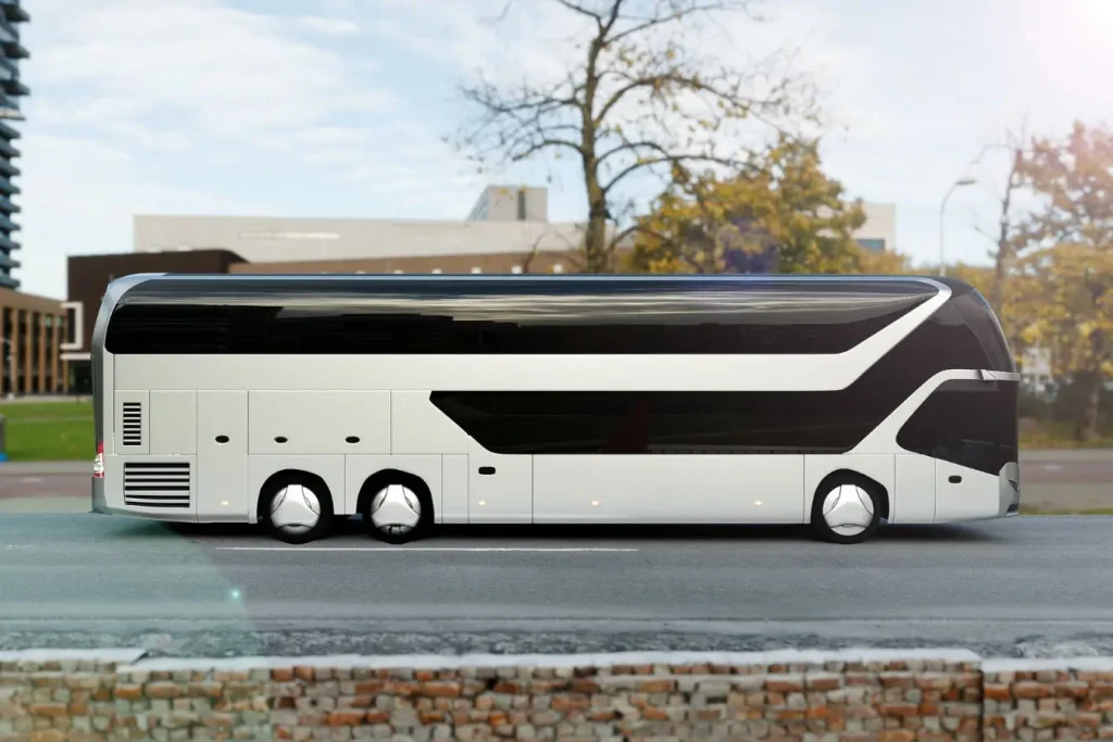 Bus futuriste à deux étages stationné en ville, image illustrant les moyens modernes et innovants pour se déplacer à Tokyo.