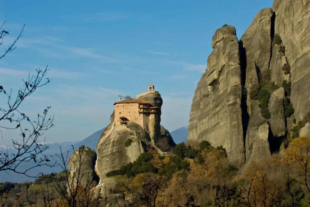 Monastère des Météores perché sur un rocher imposant, entouré de falaises et verdure, l’un des plus beaux monastères grecs