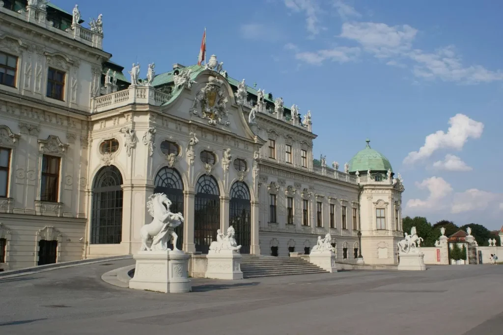 Vue du palais baroque de Vienne avec toit cuivré et statues de marbre, image illustrant l’élégance architecturale et culturelle autrichienne