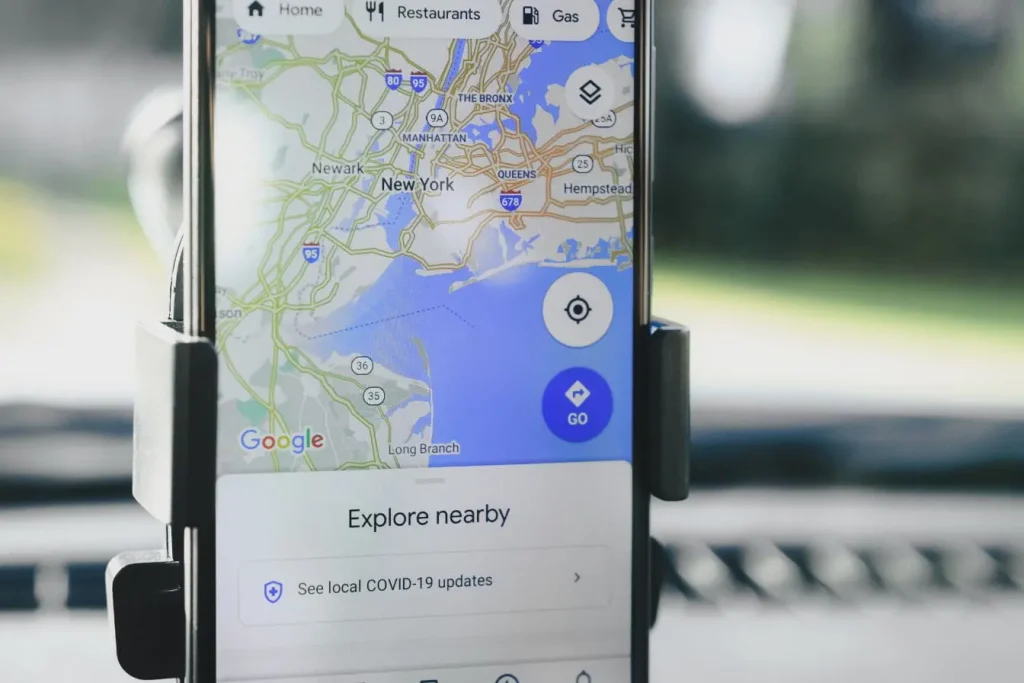 Écran de téléphone avec Google Maps ouvert, symbole de l’application de voyage pour guider trajets.
