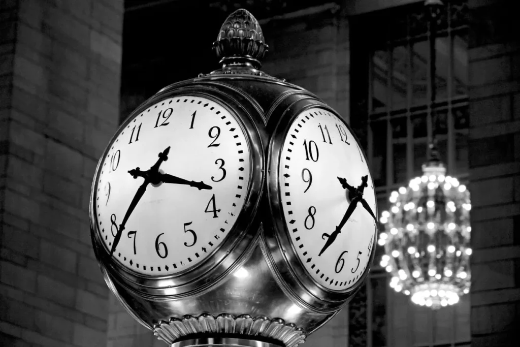 Horloge monumentale dans un hall élégant, image évoquant l’importance de gérer son temps pour éviter le jet lag en voyage.