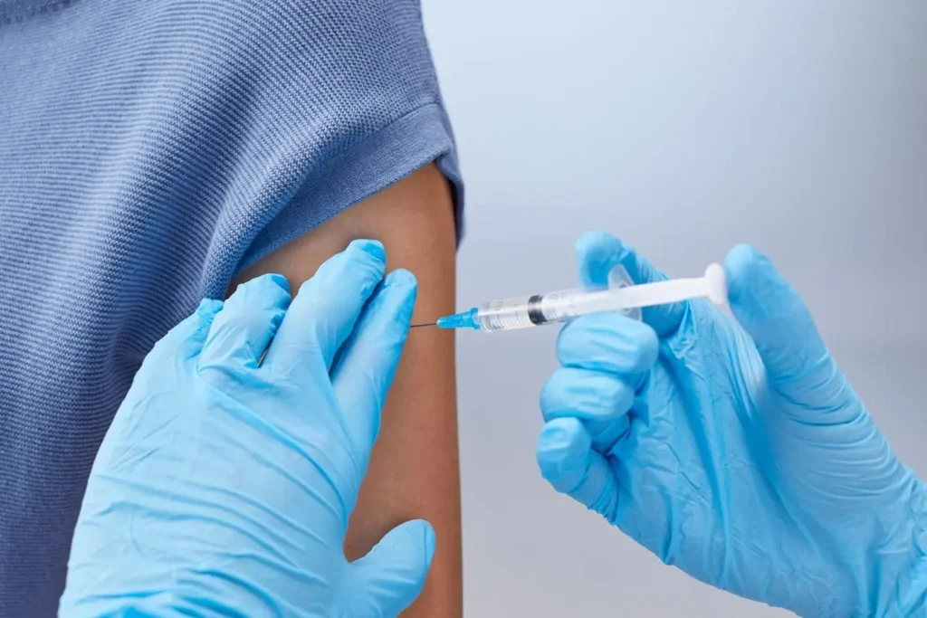Gros plan sur une injection dans le bras, illustrant la nécessité des vaccins obligatoires pour voyager en Asie du Sud-Est et garantir la sécurité sanitaire.