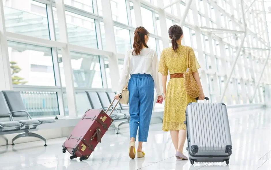Deux voyageurs marchant dans un terminal lumineux avec valises, image évoquant les conseils pratiques pour éviter le jet lag en voyage