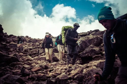 Comment préparer son sac à dos pour un trek en altitude ? Guide complet et astuces d&rsquo;expert