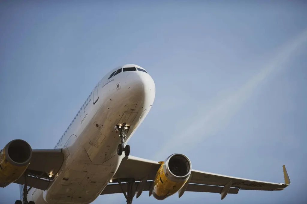 Vue rapprochée d’un avion en descente
