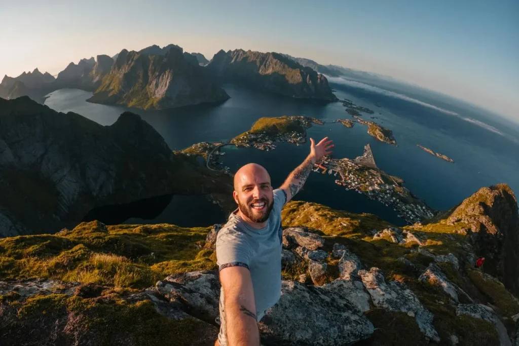 Un selfie de blogueur de voyage au sommet de Reinebringen, un moment pour documenter et inspirer.