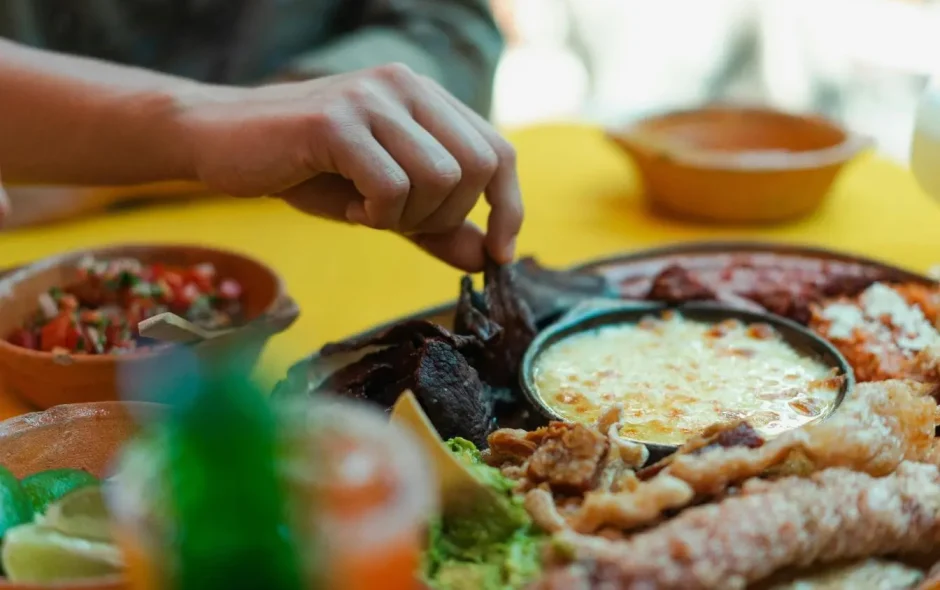 Table garnie de salsa fraîche et boissons, symbole d’une expérience culinaire authentique loin des restaurants touristiques.