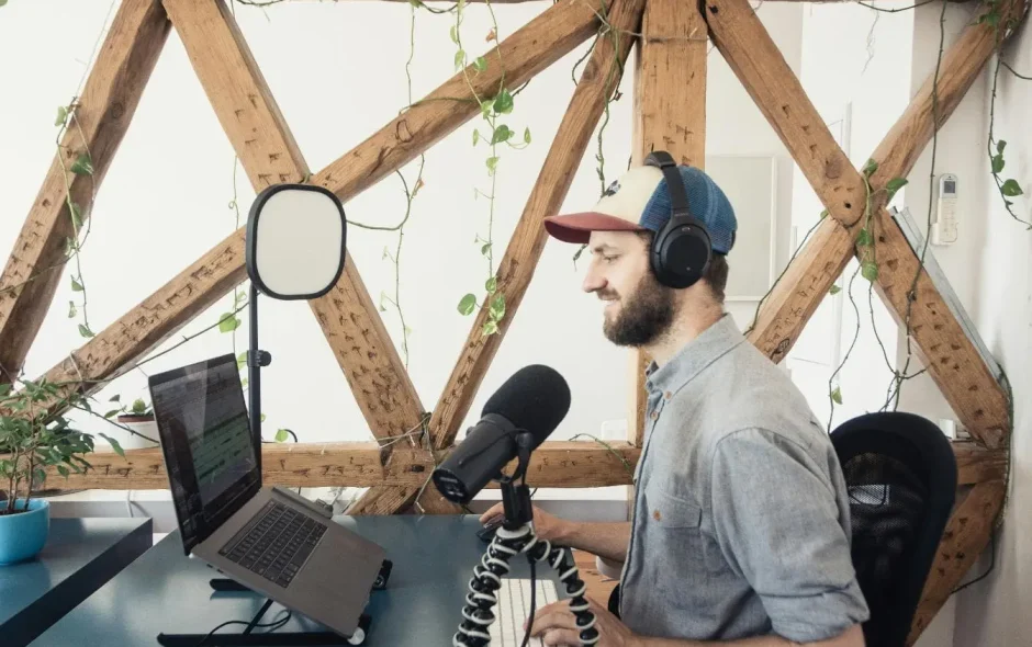 Personne avec casque et micro reflétant la passion et la créativité nécessaires pour enregistrer des podcasts de voyage.