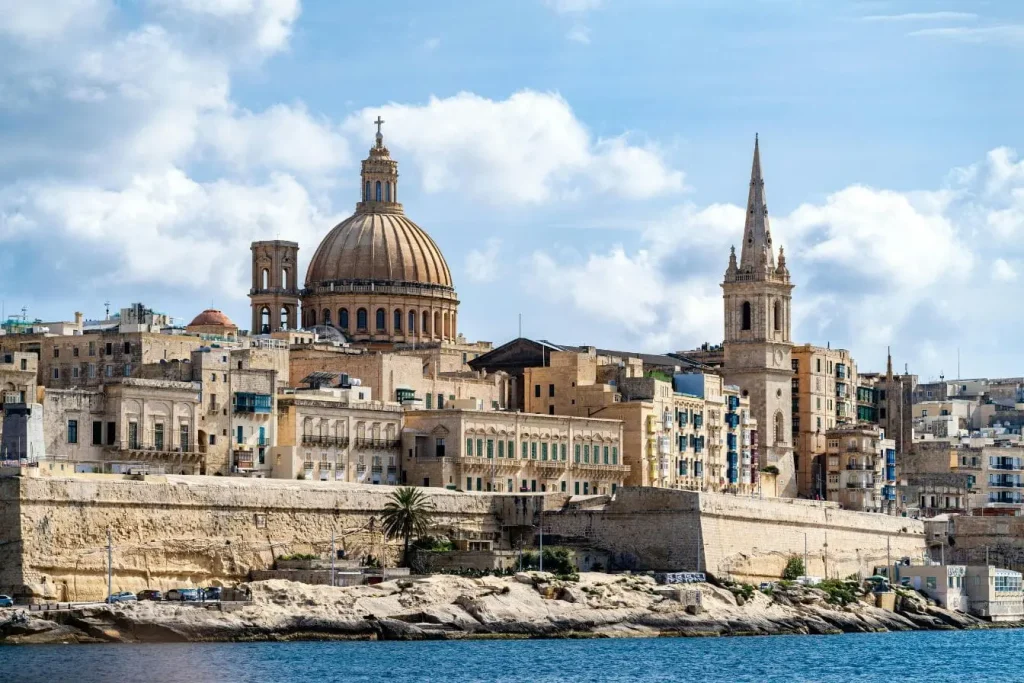 Visiter La Valette et admirer son dôme majestueux et sa flèche élancée dominant les façades en pierre dorée au bord de la mer.