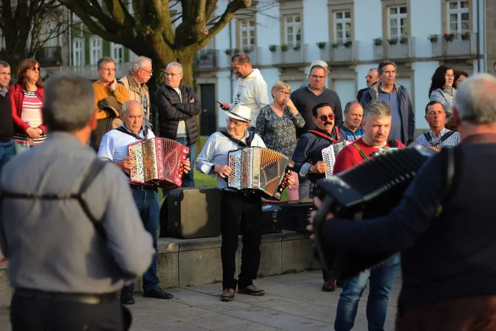 Groupe de musiciens joue accordéon sur place publique, image illustrant une activité culturelle à découvrir en famille à Porto.
