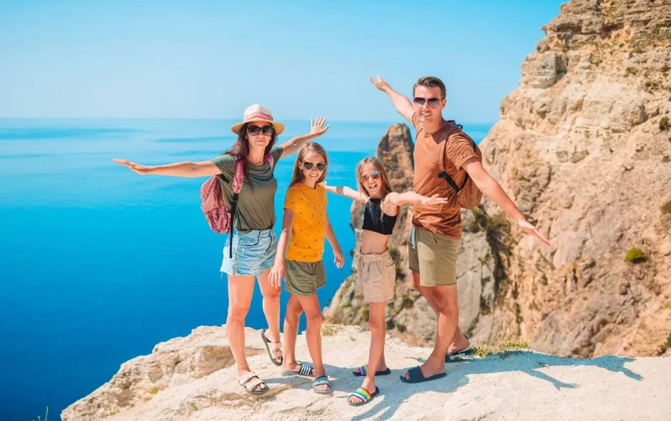 Famille avec enfants profite d’une vue sur océan depuis falaise, image illustrant les activités à Porto en famille.
