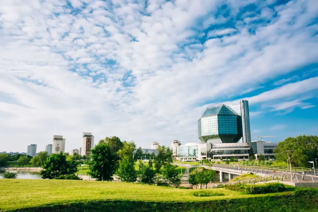 Vue sur la bibliothèque nationale de Minsk, bâtiment moderne en verre, image qui illustre une visite incontournable de la capitale biélorusse.