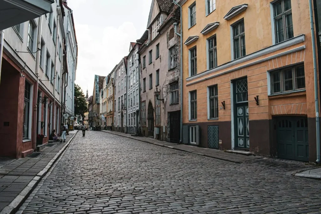 Rue pavée bordée de façades colorées et anciennes, image qui illustre la découverte des ruelles historiques de Tallinn en deux jours.