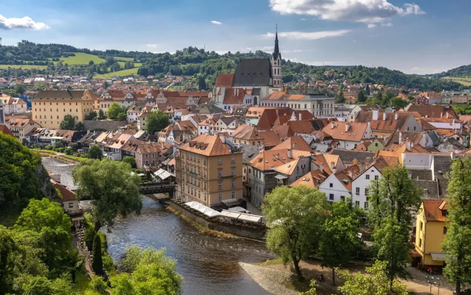 Vue panoramique de Brno avec rivière, toits rouges et église centrale, reflet du charme architectural à découvrir en République tchèque.