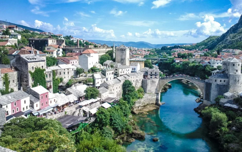 Maisons en pierre aux toits gris près du pont, illustration de l’authenticité de Mostar.
