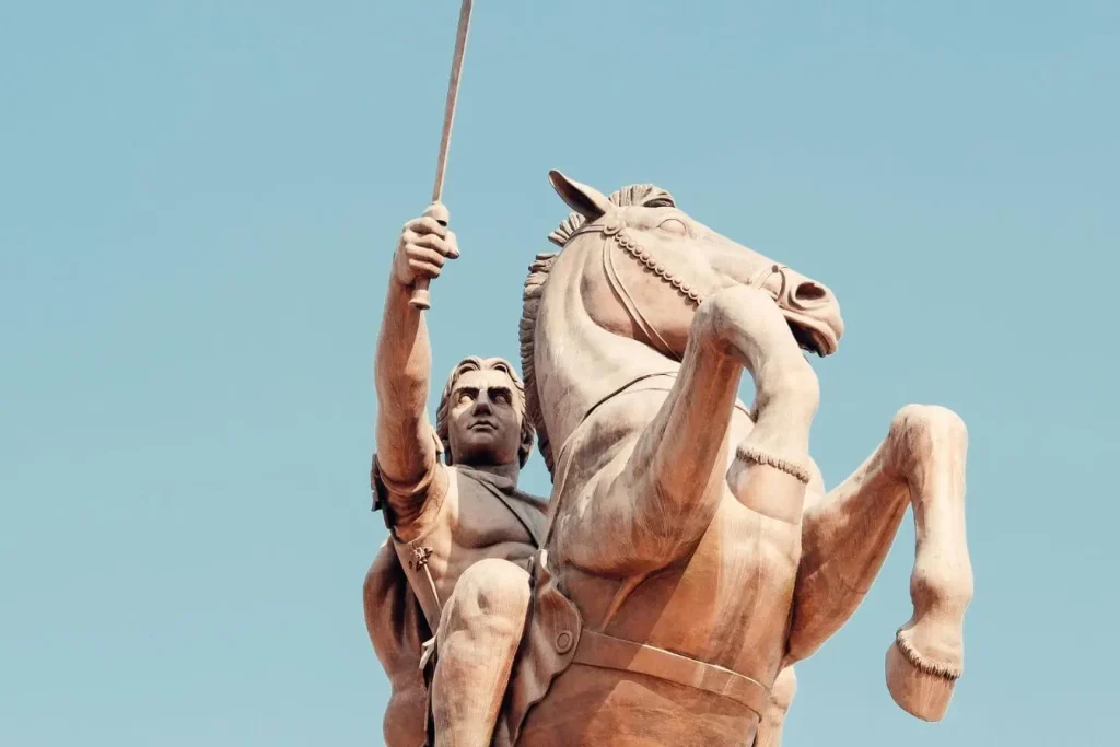 Statue équestre monumentale sous ciel bleu, image qui illustre la grandeur historique à découvrir en visitant Skopje.