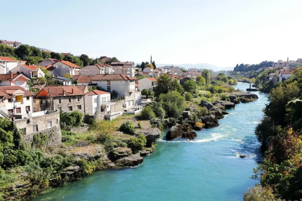 Vue pittoresque avec église et clocher dominant la ville, symbole de la découverte de Mostar.