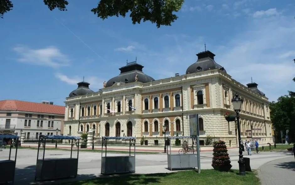 Façade historique ornée de statues et coupoles sombres, reflet des incontournables architecturaux à découvrir en Voïvodine.