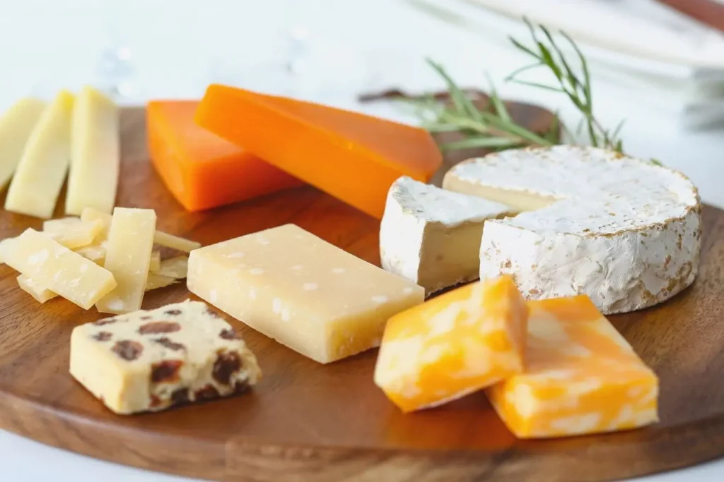 Plateau en bois garni de fromages variés, image qui illustre les saveurs locales à découvrir lors d’un séjour dans les Tatras slovaques.