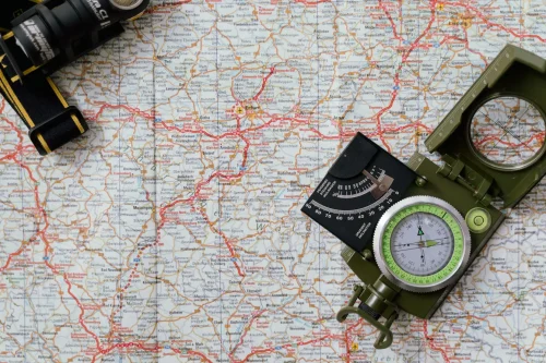 Comment lire une carte et une boussole ? Le guide pratique de l&rsquo;orientation
