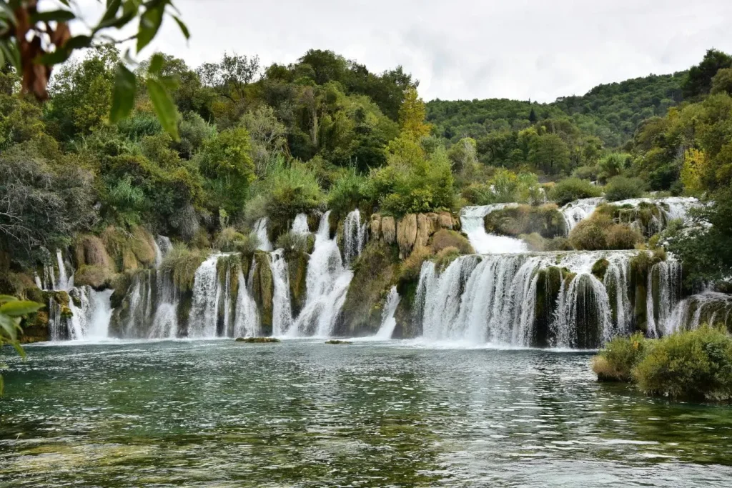 Chute d’eau en escalier dans forêt verdoyante, illustration typique d’une excursion nature à Rijeka.