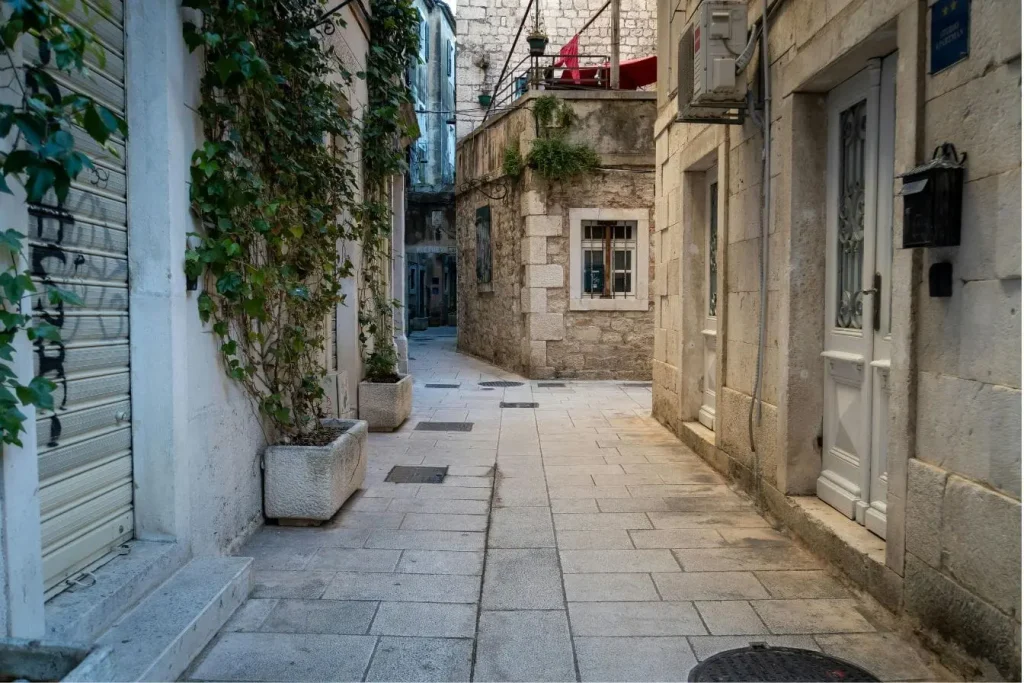 Ruelle pavée en pierre bordée de façades anciennes, reflet d’une visite de Split hors saison pour savourer la ville au calme.