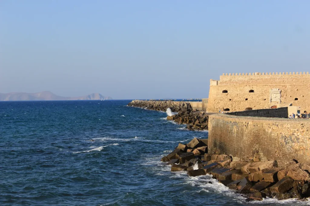 Forteresse de pierre au bord de la mer Égée, image qui illustre l’histoire et le charme méditerranéen à découvrir en visitant Héraklion.