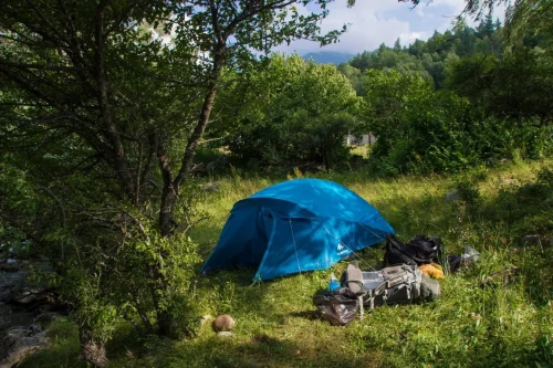 Règles du bivouac en France : législation, interdictions et bonnes pratiques