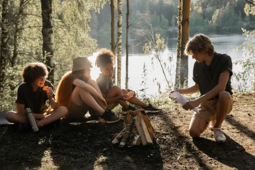 Différence entre bivouac et camping sauvage : subtilités juridiques et pratiques